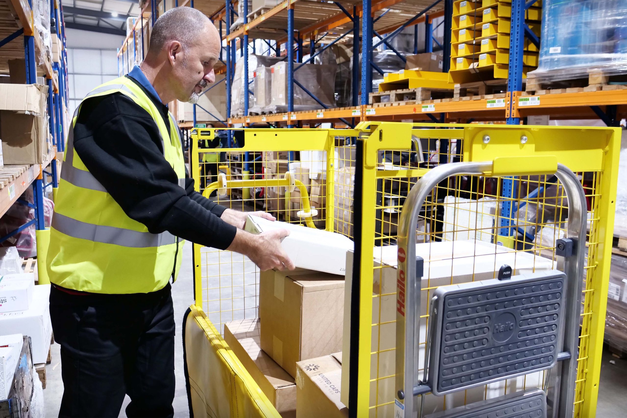 Fulfilment & logistics equipment